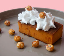 Запеканка из тыквы со взбитыми кокосовыми сливками и карамелезированными орешками