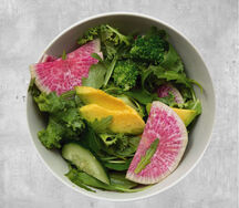 Салат с авокадо и имбирным соусом