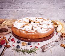 Сдобный пирог с клубникой и шоколадом