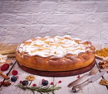 Сдобный пирог с творогом и изюмом