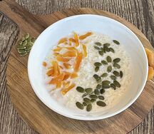 Рисовая каша с тыквенными семечками и курагой