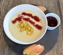 Манная каша с карамелизированным яблоком