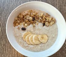 Овсяная каша с гранолой и бананом