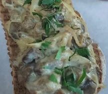 Брускетта с куриной печенью и грибами