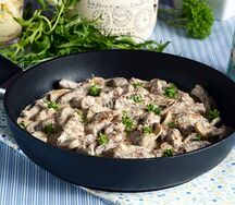 Бефстроганов из курицы с картофельным пюре