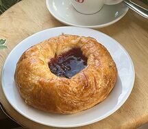 Дениш с брусникой