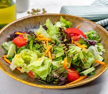 Зеленый салат с тыквенными семечками