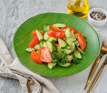 Салат из помидоров и огурцов