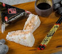 Онигири с семгой