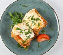 Хек, запеченный с помидором и сыром