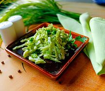 Салат из капусты и огурцов с соусом из трав