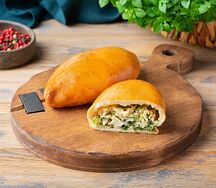 Жареный пирожок с луком и яйцом