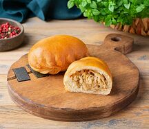 Жареный пирожок с капустой