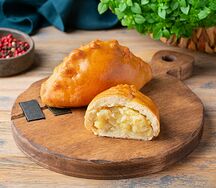 Жареный пирожок с картофелем