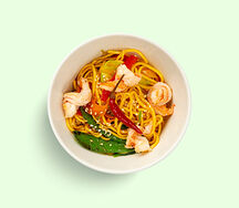 Вок рамен с креветками и овощами