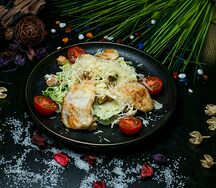 Салат Цезарь с курицей