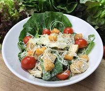 Салат Цезарь с куриной грудкой