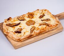 Римская пицца с белыми грибами и трюфельной пастой 