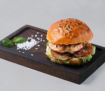 Бургер Цезарь с куриной грудкой на гриле