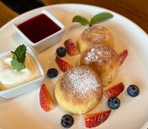 Сырники со сметаной и лесной земляникой