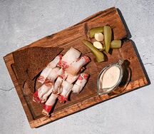 Деревенское сало с зелёным лучком, чесноком, хреном и бородинским хлебом