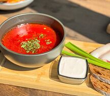 Украинский борщ с салом, чиабаттой и зеленым луком