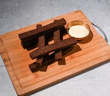 Чесночные гренки с соусом блю чиз