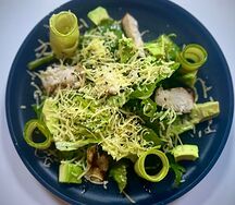 Зеленый салат с курицей, цукини и авокадо