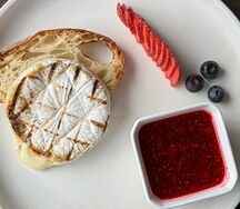 Камамбер на гриле с малиной