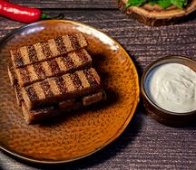 Чесночные гренки со сметанным соусом