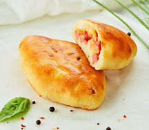 Пирожок с колбасой и сыром