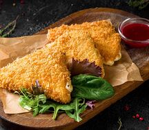 Жареный сулугуни с ежевичным соусом