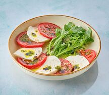 Салат Капрезе с моцареллой и рукколой