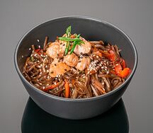 Вок с курицей и гречневой лапшой