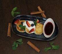 Сырники со сметаной и ягодным соусом