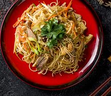 Вок с рисовой лапшой и курицей