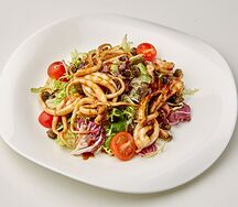 Салат с щупальцами кальмара