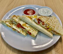 Кесадилья с курицей, сметаной и соусом мексиканская сальса 