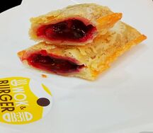Пирожок с лесными ягодами