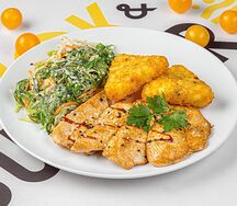 Куриное бедро с картофельными оладьями и салатом