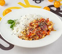 Курица в кисло-сладком соусе с овощами и рисом