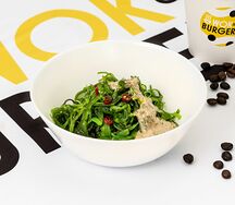 Салат Чука с кунжутным соусом