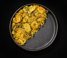 Лапша по-сингапурски с курицей и креветками