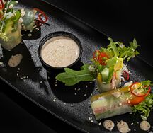 Фреш-ролл с овощами, авокадо и орехово-кунжутным соусом