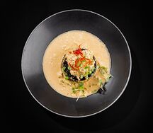 Слоеный баклажан с цыпленком и морским гребешком