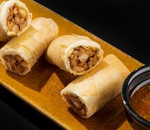 Хрустящий ролл с курицей, шиитаке и мятным соусом