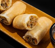 Хрустящий ролл с овощами и соусом манго-ананас