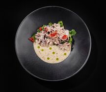 Мини-осьминоги с кинзой и кунжутным соусом