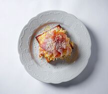 Скрэмбл с пармезаном и прошутто котто