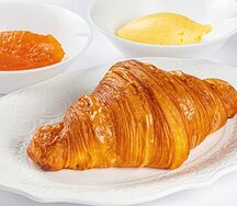 Круассан с маслом и апельсиновым джемом